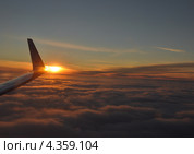 Закат из окна самолета. Стоковое фото, фотограф Алексей Меньшиков / Фотобанк Лори