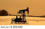 Добыча нефти. Нефтяная качалка на закате. Стоковое видео, видеограф Mikhail Erguine / Фотобанк Лори