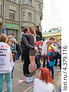 Целующаяся пара на параде мыльных пузырей Dreamflash (2012 год). Редакционное фото, фотограф Алёшина Оксана / Фотобанк Лори