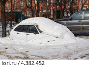 Автомобиль, заваленный снегом (2013 год). Редакционное фото, фотограф Сергей Лаврентьев / Фотобанк Лори
