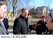 Мэр города Ростов-на-Дону Михаил Чернышев. Незапланированная встреча с ростовскими пенсионерами и их неудобные вопросы о несправедливо завышенных тарифах ЖКХ. Ростов-на-Дону (2013 год). Редакционное фото, фотограф Олег Пчелов / Фотобанк Лори