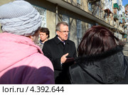 Мэр города Ростов-на-Дону Михаил Чернышев. Незапланированная встреча с ростовскими пенсионерами и их неудобные вопросы о несправедливо завышенных тарифах ЖКХ. Ростов-на-Дону (2013 год). Редакционное фото, фотограф Олег Пчелов / Фотобанк Лори