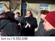 Мэр города Ростов-на-Дону Михаил Чернышев. Незапланированная встреча с ростовскими пенсионерами и их неудобные вопросы о несправедливо завышенных тарифах ЖКХ. Ростов-на-Дону (2013 год). Редакционное фото, фотограф Олег Пчелов / Фотобанк Лори