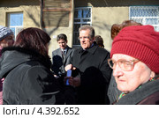 Мэр города Ростов-на-Дону Михаил Чернышев. Незапланированная встреча с ростовскими пенсионерами и их неудобные вопросы о несправедливо завышенных тарифах ЖКХ. Ростов-на-Дону (2013 год). Редакционное фото, фотограф Олег Пчелов / Фотобанк Лори