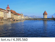Река Рёйсс (Reuss), мосты Rathaussteg и Каппельбрюке, октогональная башня (Wasserturm). Люцерн, Швейцария (2013 год). Стоковое фото, фотограф Вадим Хомяков / Фотобанк Лори