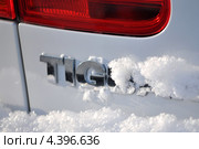 Заснеженная надпись tiguan (2013 год). Редакционное фото, фотограф Вячеслав Палес / Фотобанк Лори