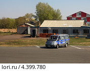 Специальная техника и оборудование на взлетном поле аэропорта. Омск (2010 год). Редакционное фото, фотограф Юлия Машкова / Фотобанк Лори