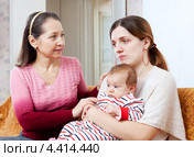 Женщина успокаивает взрослую дочь с малышом на руках. Стоковое фото, фотограф Яков Филимонов / Фотобанк Лори
