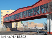 Надземный переход над дорогой на улице Поликарпова в Москве (2013 год). Редакционное фото, фотограф Сергей Соболев / Фотобанк Лори