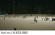 Город Дивногорск. Катание на коньках вечером (2013 год). Стоковое видео, видеограф Konstantin Kartashov / Фотобанк Лори
