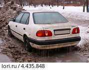 Старая Toyota Corolla стоит в грязи у обочины (2013 год). Редакционное фото, фотограф Павел Кричевцов / Фотобанк Лори