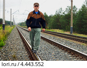 Мужчина идет по рельсу. Стоковое фото, фотограф Александр Романов / Фотобанк Лори