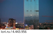 Ночной вид на башню делового комплекса Leader Tower, площадь Конституции, Санкт-Петербург (2013 год). Редакционное видео, видеограф Кекяляйнен Андрей / Фотобанк Лори