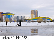 Весна в Одинцово. Ледовый дворец и гостиница "Олимпиец" (2013 год). Редакционное фото, фотограф Илюхина Наталья / Фотобанк Лори