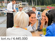 Подруги в летнем кафе. Стоковое фото, фотограф CandyBox Images / Фотобанк Лори