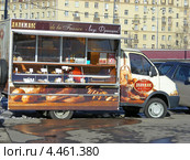 Кафе на колесах "Дилижанс" около метро "Ленинский проспект", Москва (2011 год). Редакционное фото, фотограф lana1501 / Фотобанк Лори