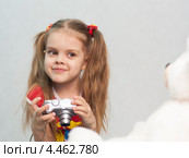Девочка фотографирует мишку цифровым фотоаппаратом. Стоковое фото, фотограф Иванов Алексей / Фотобанк Лори