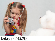 Девочка фотографирует мишку цифровым фотоаппаратом. Стоковое фото, фотограф Иванов Алексей / Фотобанк Лори