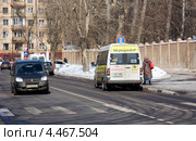 Маршрутка и автомобиль на дороге (2013 год). Редакционное фото, фотограф Наталия Шевченко / Фотобанк Лори