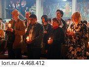 Пасха. Прихожане на Пасхальной всенощной службе в православном храме Святого Николая, Чудотворца Мирликийского в Сеуле. Перед крестным ходом (2012 год). Редакционное фото, фотограф Ольга Липунова / Фотобанк Лори
