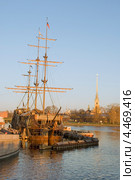 Парусник "Летучий голландец" у набережной. Санкт-Петербург (2011 год). Редакционное фото, фотограф Александр Щепин / Фотобанк Лори