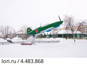 Памятник "Як-7Б Самолет капитана Тарасова". Нарьян-Мар. Ненецкий автономный округ (2013 год). Редакционное фото, фотограф Охотникова Екатерина *Фототуристы* / Фотобанк Лори