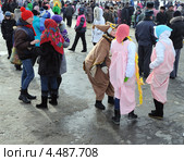 Ялуторовск. Ряженые девочки гуляют на Масленицу (2013 год). Редакционное фото, фотограф Александр Тараканов / Фотобанк Лори