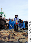 Выпечка трехметрового блина на гигантской сковороде. Город Ялуторовск (2013 год). Редакционное фото, фотограф Александр Тараканов / Фотобанк Лори