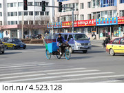 Велорикша на улице города Хуньчунь в Китае (2013 год). Редакционное фото, фотограф Валерий Акулич / Фотобанк Лори