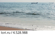Рыбацкие лодки в море - Керала, Индия (2013 год). Стоковое видео, видеограф Михаил Коханчиков / Фотобанк Лори