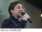Юрий Шевчук разговаривает со зрительным залом на концерте в Кондопоге 07.04.2013. Редакционное фото, фотограф Сергей Цепек / Фотобанк Лори