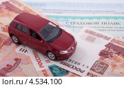 Деньги на покупку автомобиля. Игрушечный автомобиль на пятитысячных купюрах (2013 год). Редакционное фото, фотограф Литвяк Игорь / Фотобанк Лори