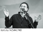 Юрий Шевчук, улыбаясь, общается со зрительным залом (2013 год). Редакционное фото, фотограф Сергей Цепек / Фотобанк Лори