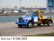 Советский грузовой автомобиль ГАЗ-51 мчится по трассе Rally Masters Show в городе Москве (2013 год). Редакционное фото, фотограф Николай Винокуров / Фотобанк Лори
