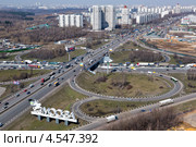 Вид с высоты птичьего полета на автомобильную развязку Каширского шоссе и МКАД и район Орехово-Борисово Южное города Москвы, Россия (2013 год). Редакционное фото, фотограф Николай Винокуров / Фотобанк Лори