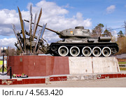 Памятник танку Т-34 и воинам-сапёрам в военном городке в Нахабине. Московская область (2013 год). Редакционное фото, фотограф Павел Кричевцов / Фотобанк Лори