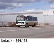 Служебный автобус ПАЗ на дороге в движении (2013 год). Редакционное фото, фотограф Павел Кричевцов / Фотобанк Лори