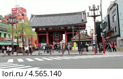Посетители около ворот Kaminarimon при входе на территорию храма Senso-ji в районе Asakusa, Токио, Япония (2013 год). Редакционное видео, видеограф Кекяляйнен Андрей / Фотобанк Лори