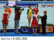Чемпионат Европы по спортивной гимнастике 2013 года. Москва, СК "Олимпийский". Награждение победителей в индивидуальном многоборье. Yvette Brasier - президент женского технического комитета вручает серебряную медаль румынской гимнастке Ларисе Йордаке. Редакционное фото, фотограф Игорь Долгов / Фотобанк Лори