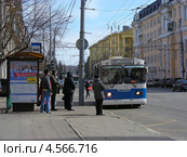 Городской троллейбус № 87 идет по Первомайской улице, район Измайлово, Москва (2013 год). Редакционное фото, фотограф lana1501 / Фотобанк Лори