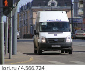 Автолайн № 322м идет по Первомайской улице, район Измайлово, Москва (2013 год). Редакционное фото, фотограф lana1501 / Фотобанк Лори