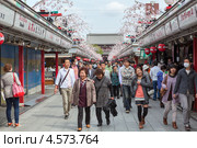 Туристы проходят вдоль торговой улицы Nakamise-dori, чтобы попасть на территорию храма Senso-ji. Асакуса, Токио, Япония (2013 год). Редакционное фото, фотограф Кекяляйнен Андрей / Фотобанк Лори