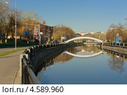 Салтыковский пешеходный мост через Яузу в Москве (2013 год). Редакционное фото, фотограф Денис Ларкин / Фотобанк Лори