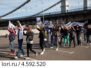 Шествие на акции «Продвижение европейской электронной музыки в России» в первый день работы гайд-парка в Парке Горького города Москвы, Россия (2013 год). Редакционное фото, фотограф Николай Винокуров / Фотобанк Лори