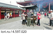 Посетители перед входными воротами The Kaminarimon gate в святыню Asakusa, Токио, Япония (2013 год). Редакционное видео, видеограф Кекяляйнен Андрей / Фотобанк Лори