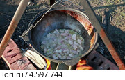 Приготовление плова, тушится мясо. Стоковое видео, видеограф Никита Майков / Фотобанк Лори