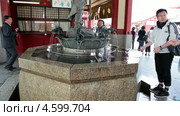 Люди моют руки в традиционном буддийском фонтане Senso-ji, Asakusa, Tokyo, Japan (2013 год). Редакционное видео, видеограф Кекяляйнен Андрей / Фотобанк Лори