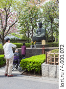 Поклонение одной из статуй Будды в Senso-ji shrine, Asakusa, Токио. Япония (2013 год). Редакционное фото, фотограф Кекяляйнен Андрей / Фотобанк Лори