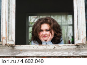 Красивая девушка подперев лицо руками смотрит в окно. Стоковое фото, фотограф Игорь Низов / Фотобанк Лори