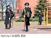 Москва. Александровский сад. Смена почетного караула у могилы Неизвестного солдата (2013 год). Редакционное фото, фотограф Александр Тарасенков / Фотобанк Лори